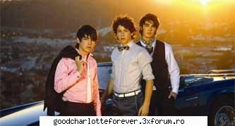 jonas brothers sunt trei frati din new jersey,  joe, nick si kevin jonas, care au devenit celebri
